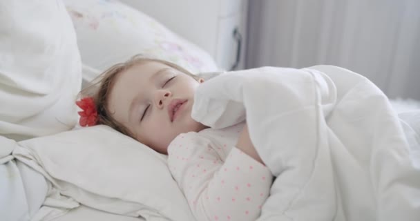 Närbild porträtt av en förtjusande ettårig flicka som sover lugnt — Stockvideo