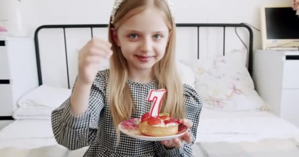 A birthday party for a happy cute 7 year old girl and shows the like sign. — Stock Video