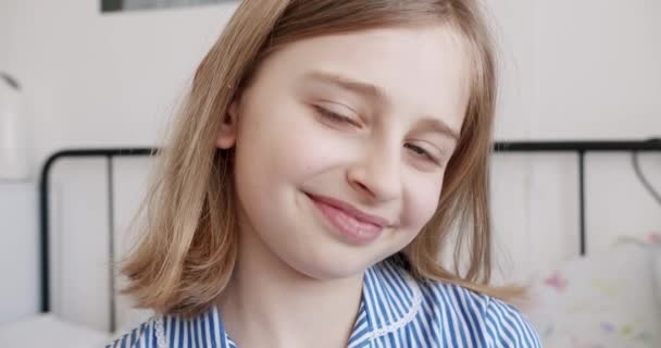 A tinédzser lány a kamerába néz és mosolyog. — Stock videók