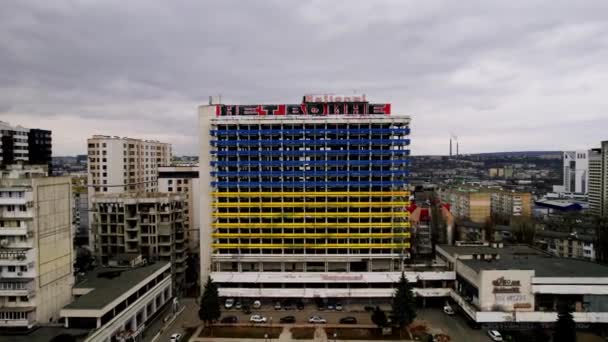 อาคารในธงที่มีสีสันของยูเครนสีเหลืองและสีฟ้า ข้อความ ไม่มีสงคราม — วีดีโอสต็อก