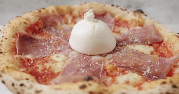 Rotating Prosciutto Pizza z serem na białym tle. Widok góry. Fast-food. — Wideo stockowe