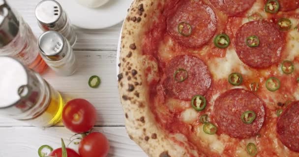 Fraîchement sorti du four Pepperoni Pizza Ready for Eating. Délicieuse pizza italienne. — Video