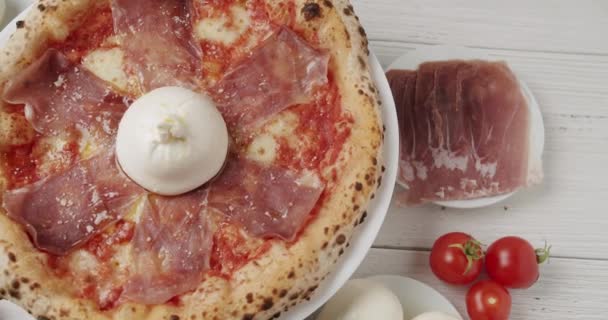 Rotating Prosciutto Pizza z serem na białym tle. Widok z góry i zoom — Wideo stockowe
