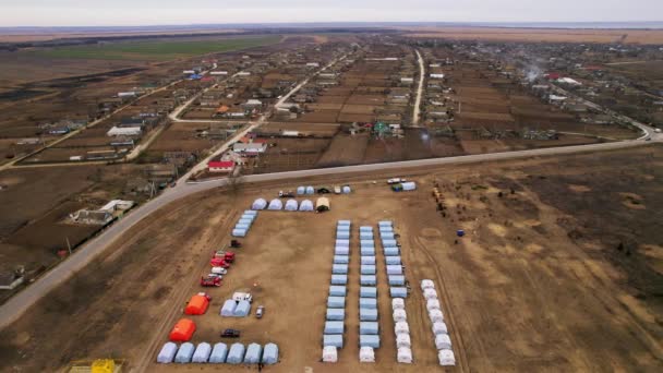 Flüchtlingslager mit vielen Unterkünften und Wohnraum, Flüchtlinge aus der Ukraine — Stockvideo