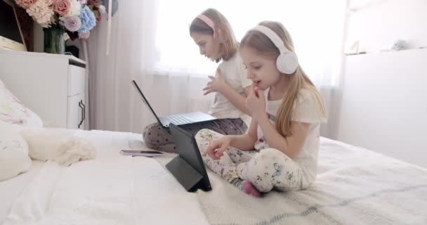 Bambini ragazze che utilizzano tablet digitale e cuffie. studio online, studio a domicilio, — Video Stock