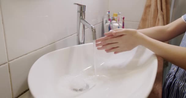 Junge Frau beim Händewaschen mit Seife über Waschbecken im Badezimmer, Nahaufnahme. Coronavirus — Stockvideo