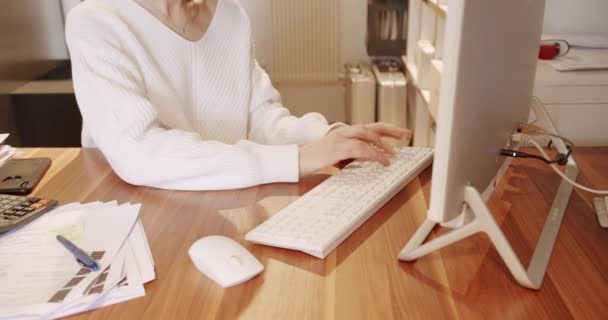 Jovem mulher de negócios trabalhando no interior do escritório no PC desktop. — Vídeo de Stock