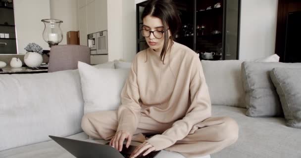 Een vrouw die thuis een laptop gebruikt. Zakenvrouw werkt op laptop op afstand. — Stockvideo
