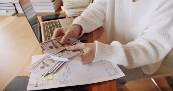 Ekonomisk planering. Kvinna räkna pengar närbild på kontoret på jobbet. — Stockvideo