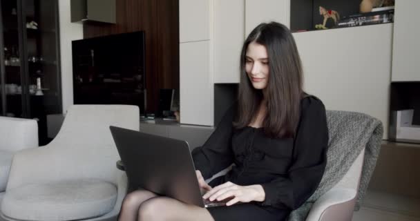 Молодая деловая женщина, печатающая на ноутбуке, работающая в интернете — стоковое видео