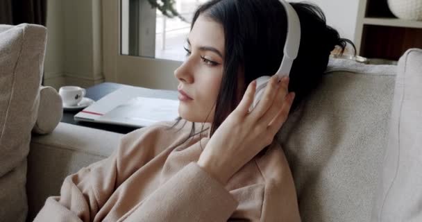 Красивая леди любит слушать холодную музыку аудио звук медитирует дома. — стоковое видео