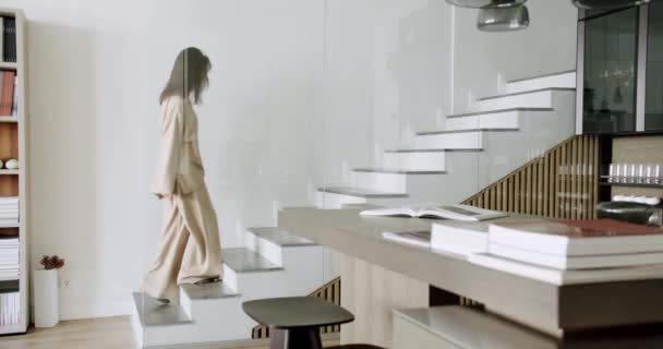 Slow Motion shot de una joven mujer caucásica independiente subiendo escaleras en casa — Vídeos de Stock