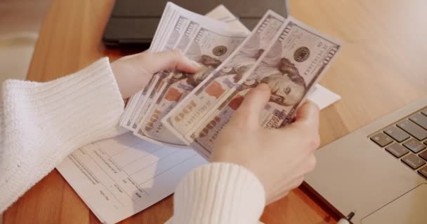 Οικονομικός σχεδιασμός. Γυναίκα που μετράει χρήματα από κοντά στο γραφείο στη δουλειά. — Αρχείο Βίντεο
