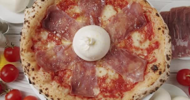 Rotating Prosciutto Pizza z serem na białym tle. Widok góry. Fast-food. — Wideo stockowe