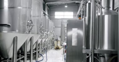 Bira demlemek için paslanmaz çelik tanklar. Bira fabrikasında büyük paslanmaz fıçılar..