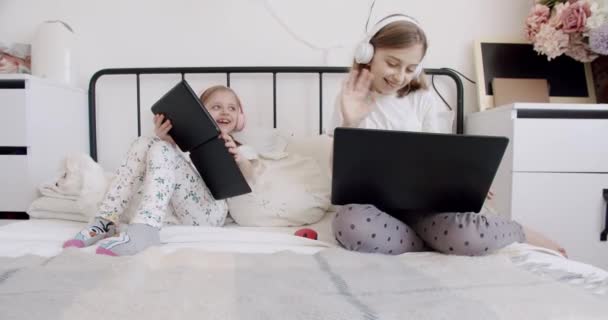 Tatlı çocuklar eğitim için dizüstü bilgisayar ve kulaklık kullanır, online çalışma. ev çalışması. — Stok video
