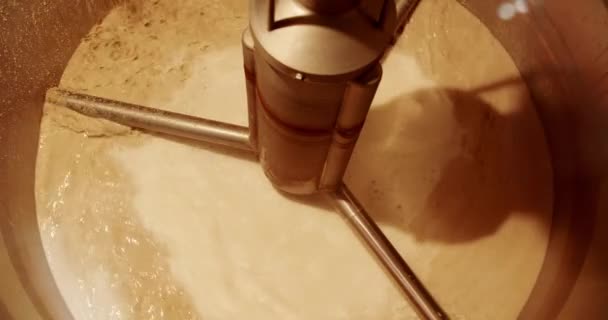 양조장에서 생산되는 맥아를 발효하는 맥주 양조 공장으로. — 비디오