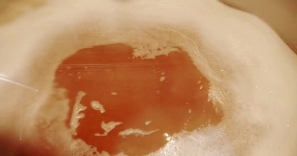 Bierproduktion gießt in der Brauerei Malzkörner in einen großen Mahlbehälter. — Stockvideo
