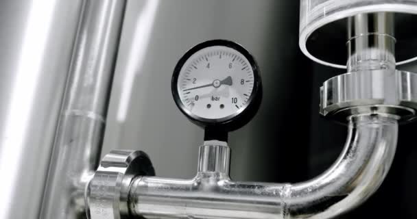 Temperatura del termostato subiendo. Grano de malta en un tanque de cerveza en una fábrica. — Vídeo de stock