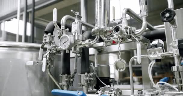 Bira üretimindeki su deposundaki basıncı ölçmek için detektörlerin ayrıntılı görünümü. — Stok video