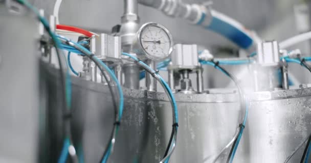 Detaljerad bild av detektorer för mätning av tryck i behållare vid framställning av öl. — Stockvideo