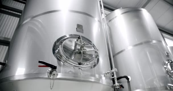 Serbatoi in acciaio inox per la produzione di birra. Enormi tini in una birreria. — Video Stock