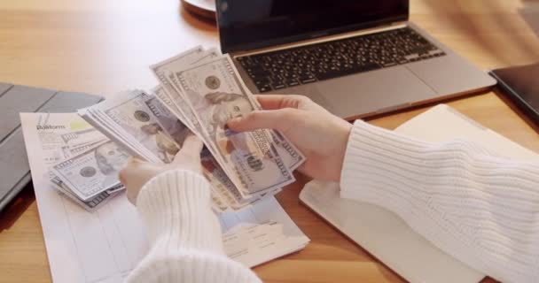 Μέτρηση χρημάτων και καταγραφή εγγράφων κατά την εργασία στο γραφείο. — Αρχείο Βίντεο