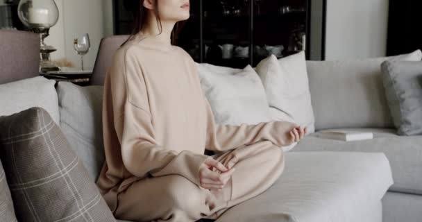Primer plano de la mano de la mujer práctica de yoga de loto plantean a la meditación en casa. — Vídeo de stock