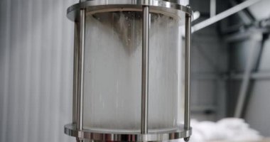 Bira akışı bira fabrikasındaki borudan geçiyor. Bira fabrikasında ekipman.