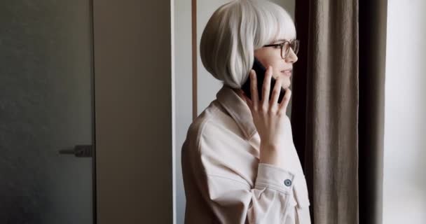 Sonriente joven mujer de negocios profesional hablando por teléfono sentarse en casa — Vídeos de Stock