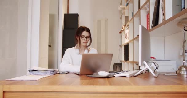 Mladá obchodní žena pracující v kanceláři interiér používat notebook. — Stock video