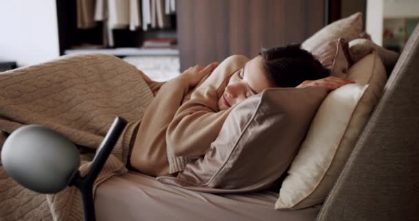 Spokojny spokojny dziewczyna spoczywa zasypiając ciesząc się zdrowy dobry sen drzemka — Wideo stockowe