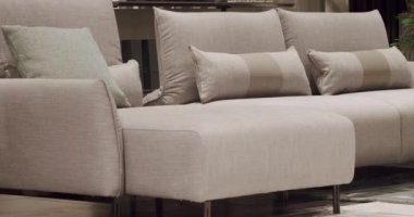 Modern gri kumaş kanepe. Yastıklı tekstil döşeme kanepesi. Daire Daire