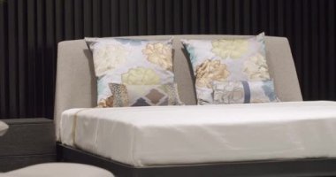 Duvarında modern siyah ahşap duvar kağıdı olan lüks bir ev. Minimalist yatak odası.