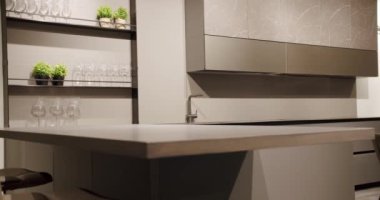 Minimalist yemek masası olan modern mutfak odası. Modern Minimalist Ev.