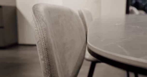 Nowoczesne meble kuchenne szaro-białe z marmurowym stołem. — Wideo stockowe
