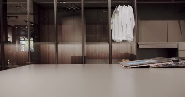 Vestidor con camisas. Elegante paseo construido de madera en la decoración del armario. — Vídeo de stock