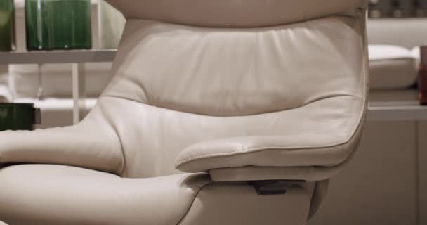 Close Skórzany nowoczesny brązowy fotel w salonie. Nowoczesny Minimalistyczny Dom. — Wideo stockowe