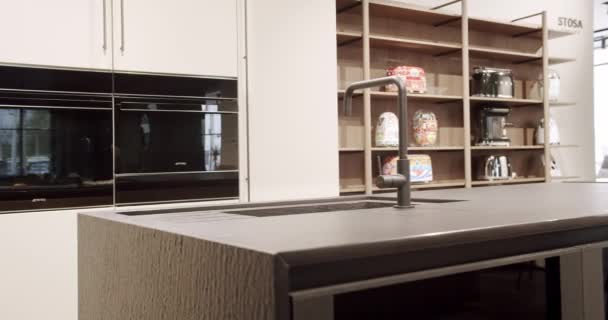 Moderní kuchyně pokoj s minimalistickým jídelním stolem. Moderní minimalistický domov. — Stock video