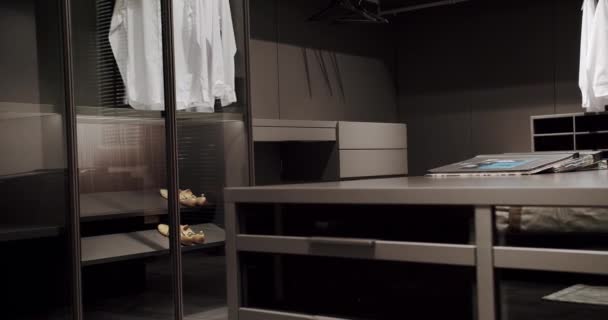 スライドブラックドア付きブラックワードローブ。クローゼットの中を歩く、高級ベッドルーム. — ストック動画