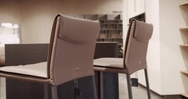 Minimalist yemek masası olan modern mutfak odası. Modern Minimalist Ev.