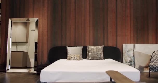 Elegant och enkelt sovrum med en King Sized säng. Minimalistiskt sovrum. — Stockvideo