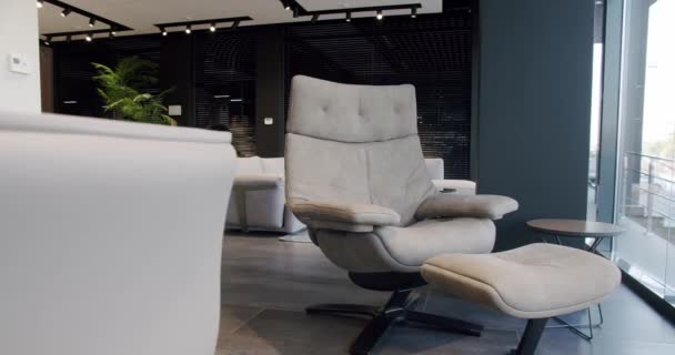 Modern grå läderfåtölj i vardagsrummet. Modernt minimalistiskt hus. — Stockvideo