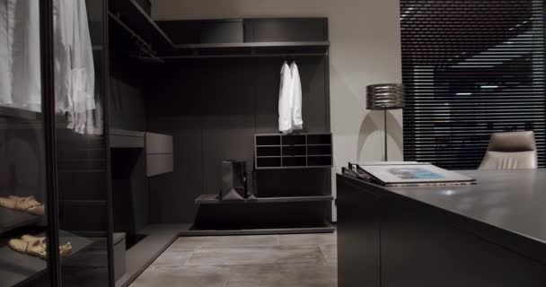Puertas correderas modernas. Armario negro con puertas correderas negras. — Vídeo de stock