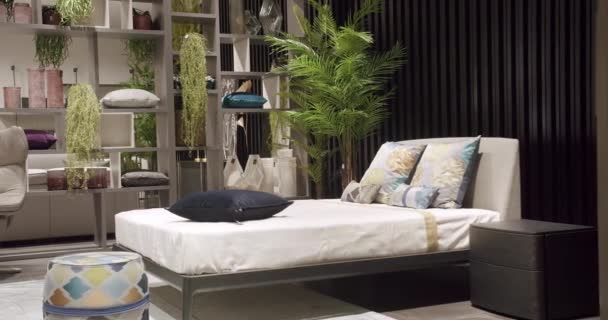 Luxus-Haus mit moderner schwarzer Holzlinie Tapete an der Wand.Minimalistisches Schlafzimmer — Stockvideo