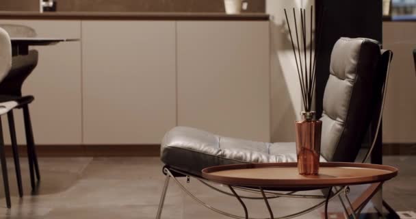 Lederen moderne zwarte stoel in woonkamer met keuken en eettafel. — Stockvideo