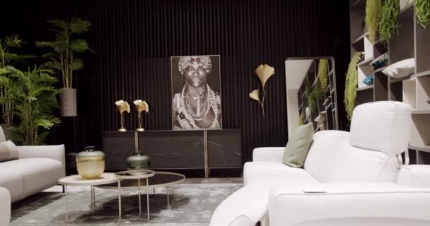 Canapé moderne en tissu beige. Canapé rembourré textile avec oreillers. Appartement Loft — Video
