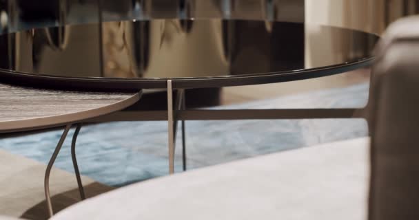 Moderne Minimalistische Ronde Tafel in Hedendaagse Interieur in woonkamer. — Stockvideo