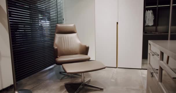 Modern brown leather armchair. Modern minimalist house.Minimalist brown armchair — Stockvideo