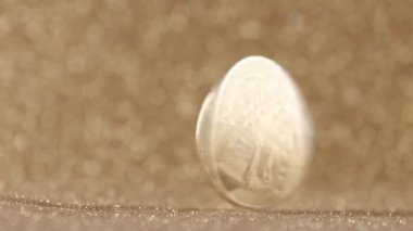 Bitcoin altın BTC madeni para. Yeni sanal para birimi. Altın sarısı arka plana yaklaş